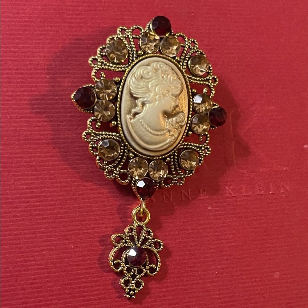 Vintage-Inspired Gold Cameo Brooch with Garnet and Smoky Crystal Accents - Picture 1 of 2